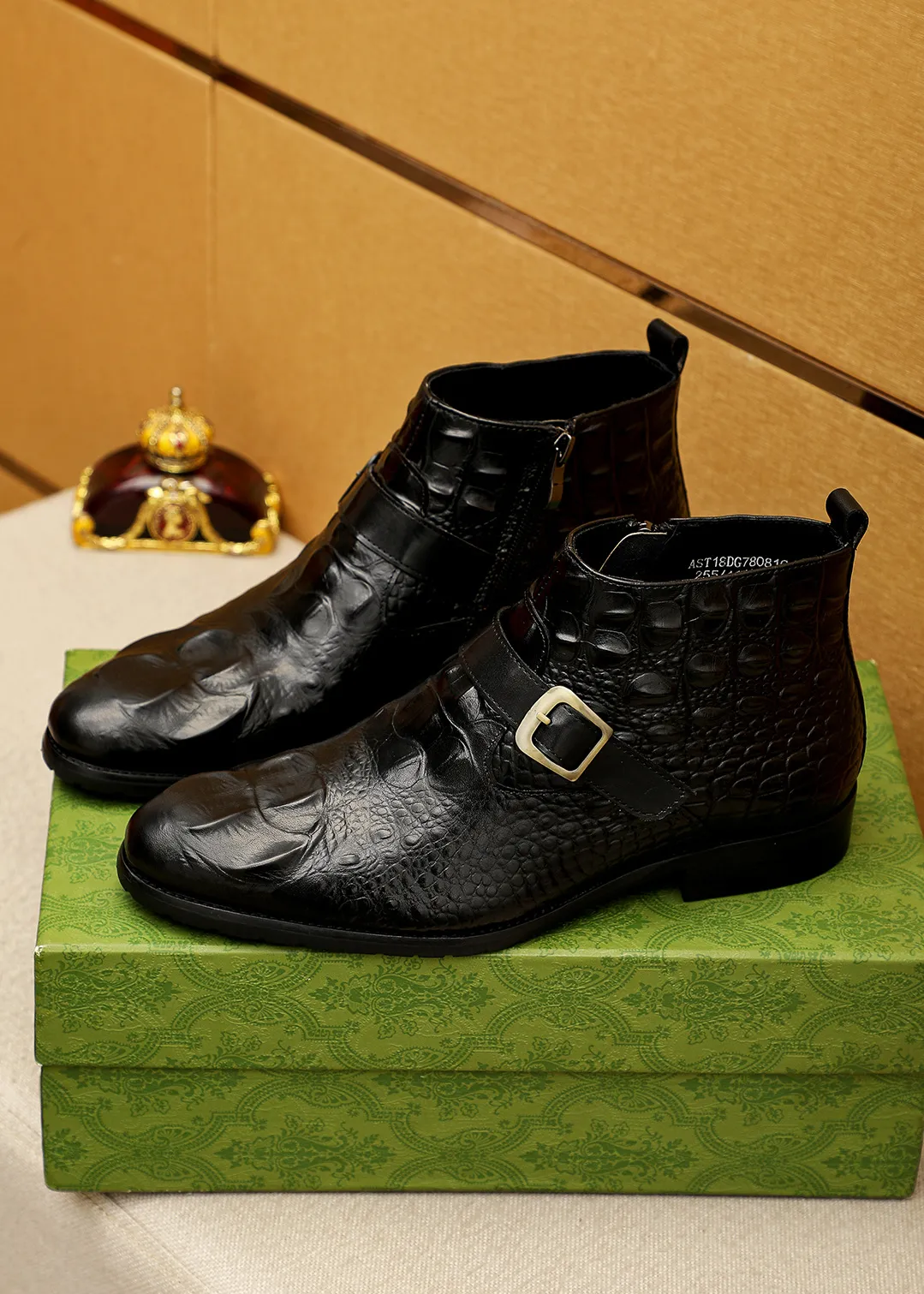 Men's shoes 💰600 💐 Product trademark: GUCCI "Gucci" high-top leather shoes Regular size: 38-44 (37.45.46🉑️Customized) Product materials: Selected imported first-layer calfskin embossed upper + luxury hardware buckle, imported sheep 🐑 leather lining. Strong three-dimensional visual effect, original outsole color: 2 colors available